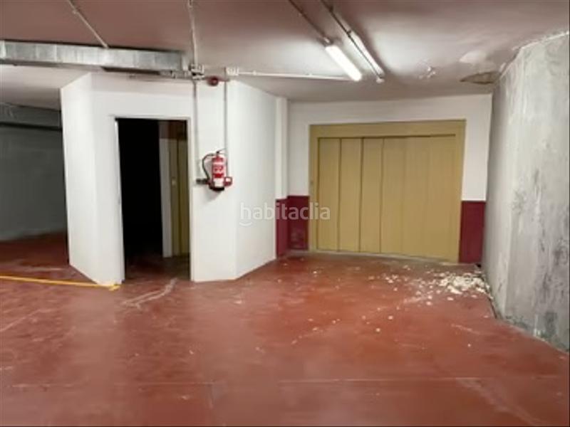 Foto fe0ed21e-939d-46fd-8a4d-791590b38efb. Parking voiture dans Fene