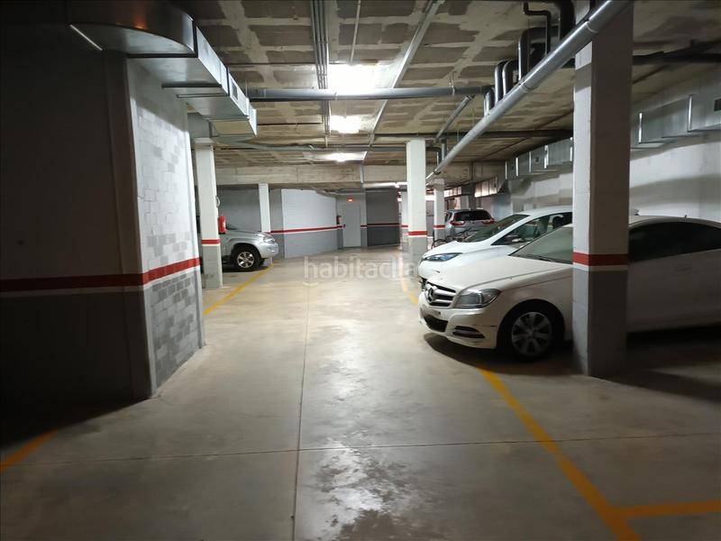Foto f8488aa6-1110-4d47-b048-31b4008b11bf. Parking voiture dans Sant Sadurní d´Anoia