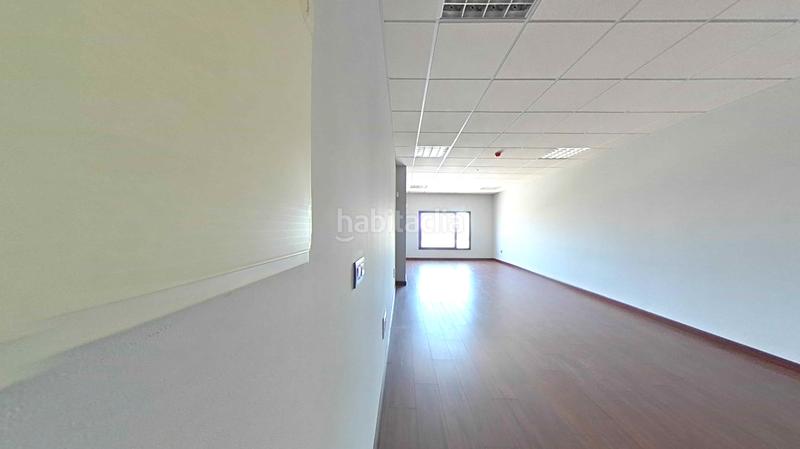 Foto e759866c-fc47-49d7-b40a-3ae9abab4c70. Bureau dans Salteras