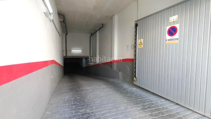 Foto ad2fef40-b2d2-4cf1-8552-14797d4afb64. Parking voiture dans Valdepeñas