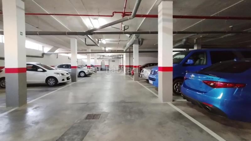 Foto bd02e334-d7cf-476e-a45d-5be6fa01df19. Parking voiture dans Valdepeñas