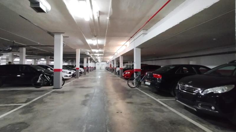 Foto d3679c70-1f31-45f8-9c3e-e6c08bd3f8c6. Parking voiture dans Valdepeñas