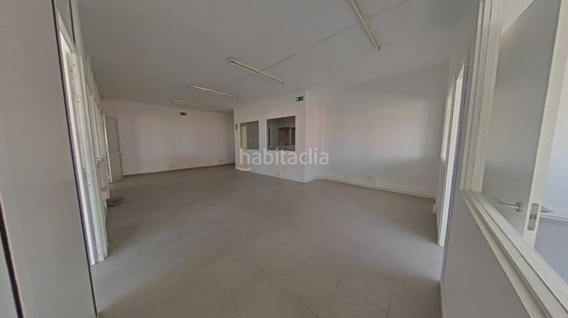 Foto c3212993-e883-411d-a9e5-53bc4db8ade6. Local comercial a Alisal - San Román Santander