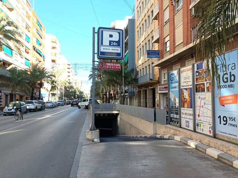 Foto f6faa98e-c86b-4e90-bab2-4eed4a20dd31. Aparcament cotxe a Plaza Elíptica - República Argentina Gandia