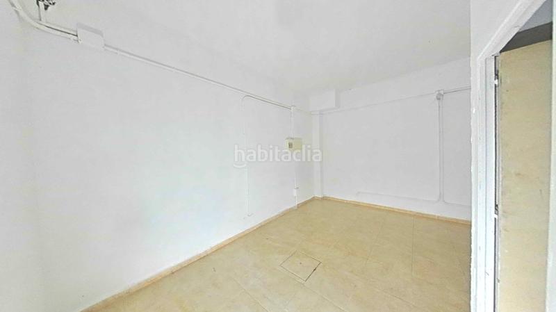 Foto ed2609a6-a3cf-4cb1-9ba5-6ce405d8009b. Local comercial a Xúquer Terrassa