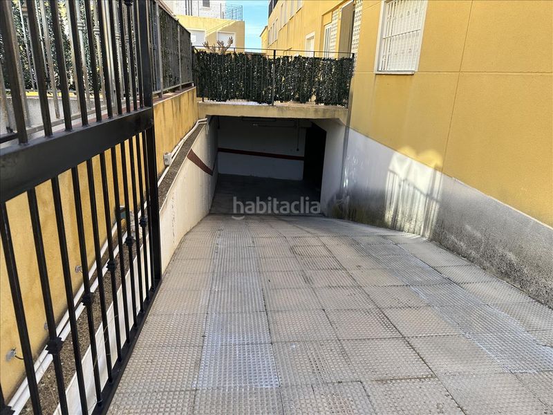 Foto c79c7adf-def5-4289-83d9-bbbdd90a297c. Aparcament cotxe a Salinas