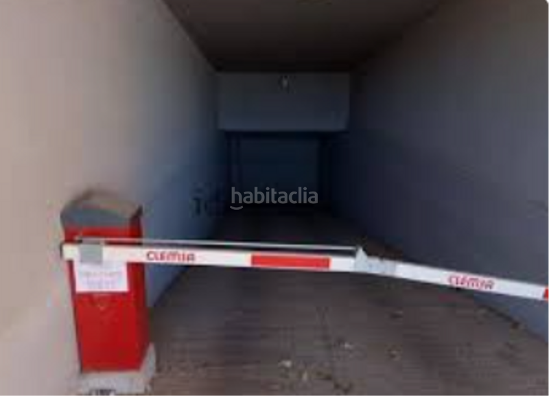 Foto 711fa1f7-16ff-4241-bc66-c056c977be80. Parking coche en Oliva pueblo Oliva