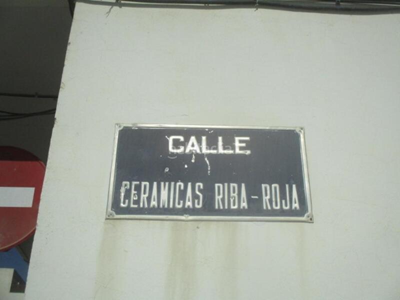 Foto d2e8d39b-1e93-4c6e-8534-35619c6ce63a. Autoparkplatz in Riba - roja de Túria