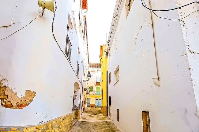 Foto fd2f6bec-a746-4876-aa86-69003a6b4fad. Casa adossada a Móra d´Ebre