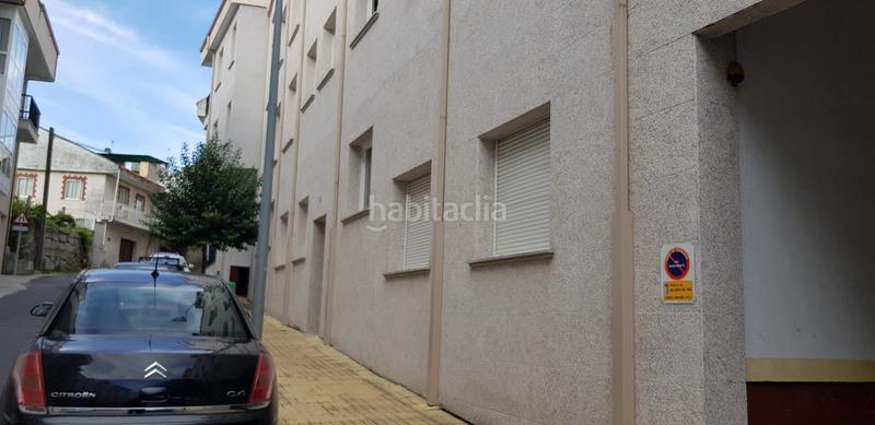Foto d36eea43-bc30-4892-bcf5-f0d999276af0. Aparcament cotxe a San Cibrao das Viñas