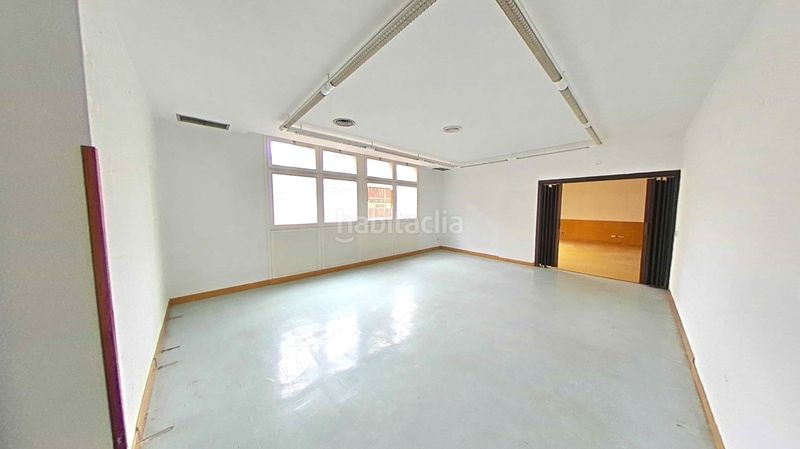 Foto 2ec8e4cf-fab3-40b4-ba9b-9438d46b4b3c. Local comercial a Centre Figueres