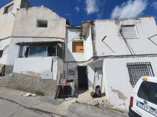 Casa adossada a Iznalloz