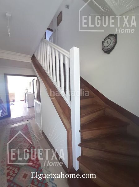 Foto 23e47e6f-b80b-44f6-89d9-1b819b978104. Casa aparellada amb xemeneia calefacció aparcament a Plentzia