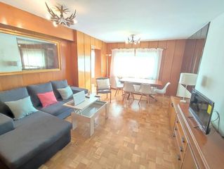 Rent Flat  N/a. Calle santovenia, madrid