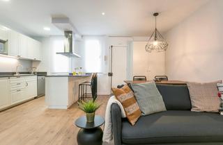 Rent Flat  N/a. Carrer de la lluna, barcelona