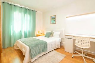 Rent Flat  N/a. Carrer del montseny, lhospitalet de llobregat