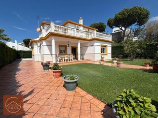 Chalet en El Portil. Espectacular chalet junto a la playa en nuevo portil