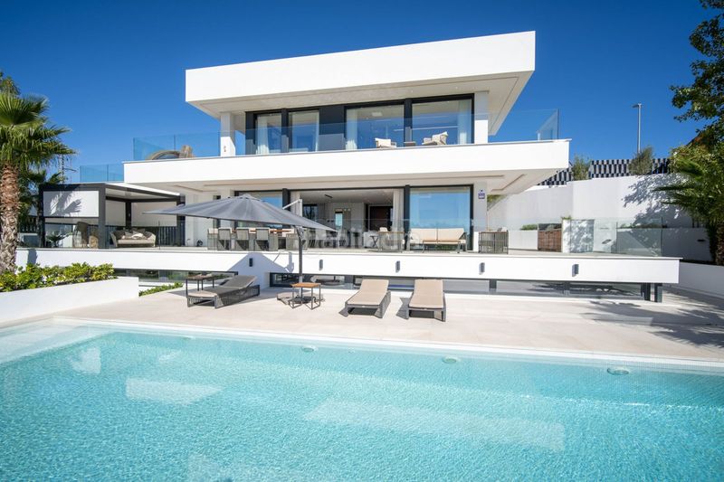 Foto bfb6d811-ff45-4879-adc7-7e99bb09da32. Xalet amb aparcament piscina a Las Brisas Marbella