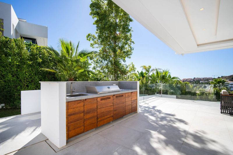 Foto cd5e31e4-8921-476c-b214-5cd90ac76dd5. Xalet amb aparcament piscina a Las Brisas Marbella