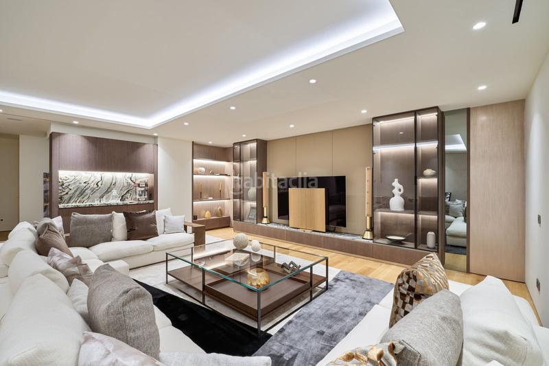 Foto a8ab2f2a-ada0-46f7-8a4b-fda36c491c67. Duplex with parking pool in Las Lomas de Río Verde Marbella