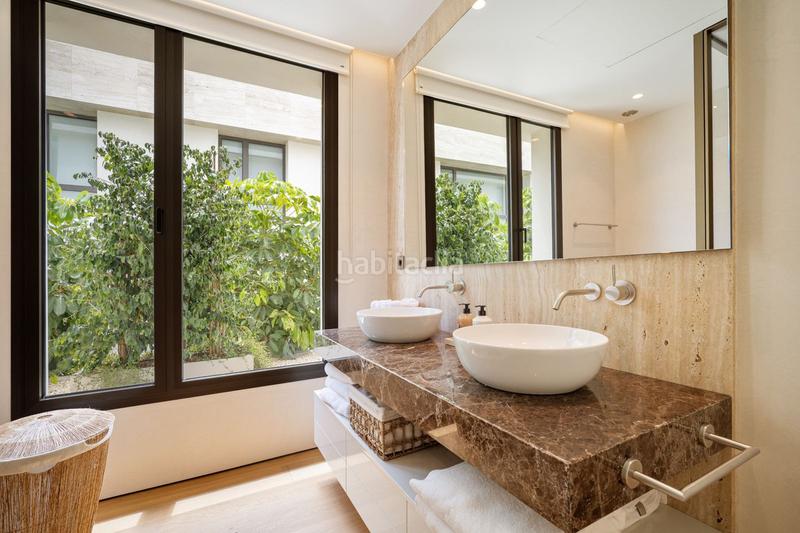 Foto dd71f517-2409-4919-8497-ea22002275af. Duplex with parking pool in Las Lomas de Río Verde Marbella