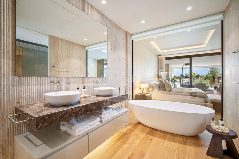 Foto e3d5baa7-ea92-4ba0-b59f-a23104f60a5c. Duplex with parking pool in Las Lomas de Río Verde Marbella