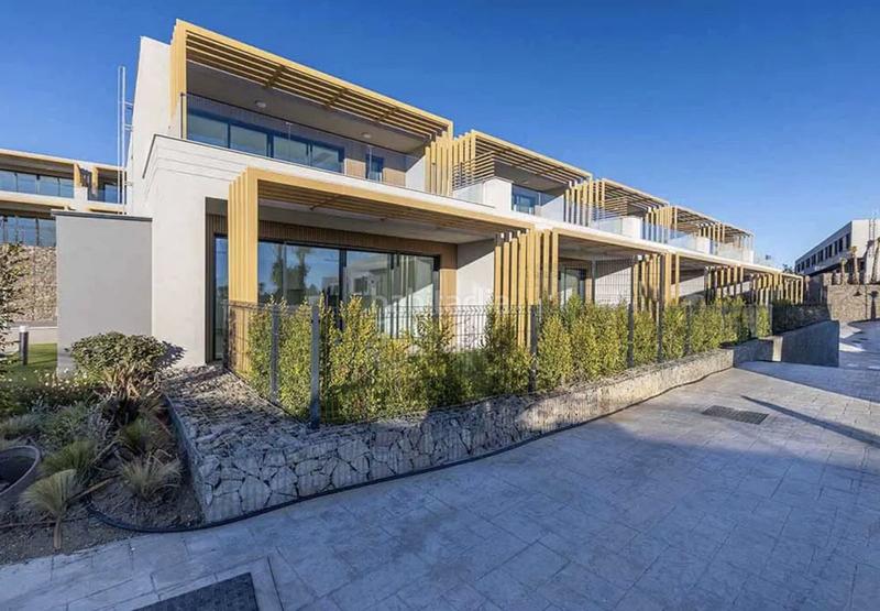 Foto 439b6f32-598c-4927-9f55-a8703f735814. Casa a schiera con parcheggio piscina in El Faro de Calaburra - Chaparral Mijas
