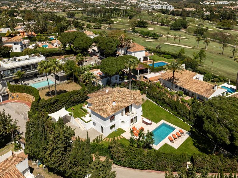 Foto 0eceb4a0-2e1b-4c1f-879f-e5fccfe4aed0. Chalet mit parking pool in Los Naranjos Marbella