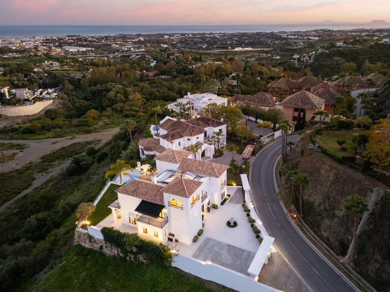 Foto d388fab7-ec0d-43b8-a5a5-eb7efe169a32. Chalet mit parking pool in La Quinta Benahavís