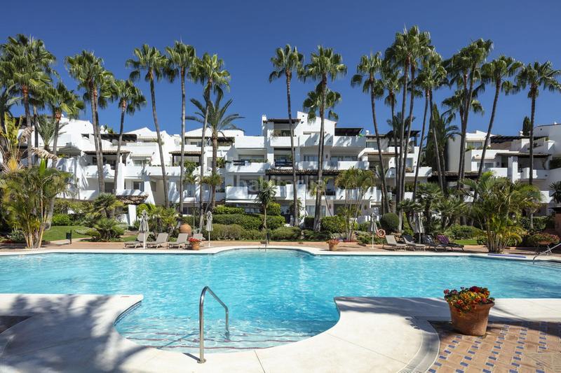 Foto 16360000-fd03-4c52-908d-c379a7e5cce7. Ground floor with parking pool in Puente Romano Marbella