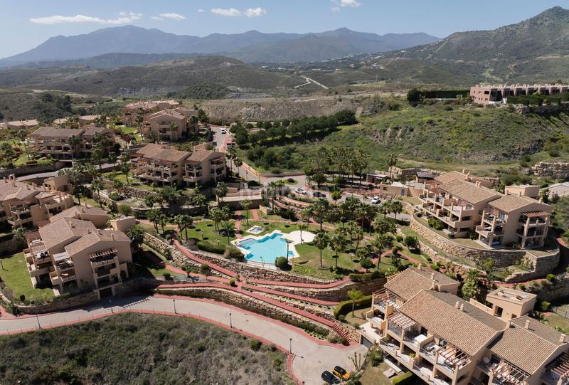 Foto 8898ae4c-526c-4d65-a1e4-e3bad8cc6efc. Àtic amb aparcament piscina a El Paraíso Benahavís