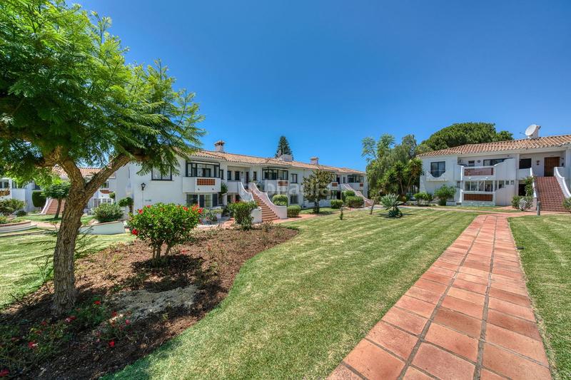 Foto c23cf359-f954-4457-b53a-0b4555416834. Ground floor with pool in Paraiso - Barronal Estepona