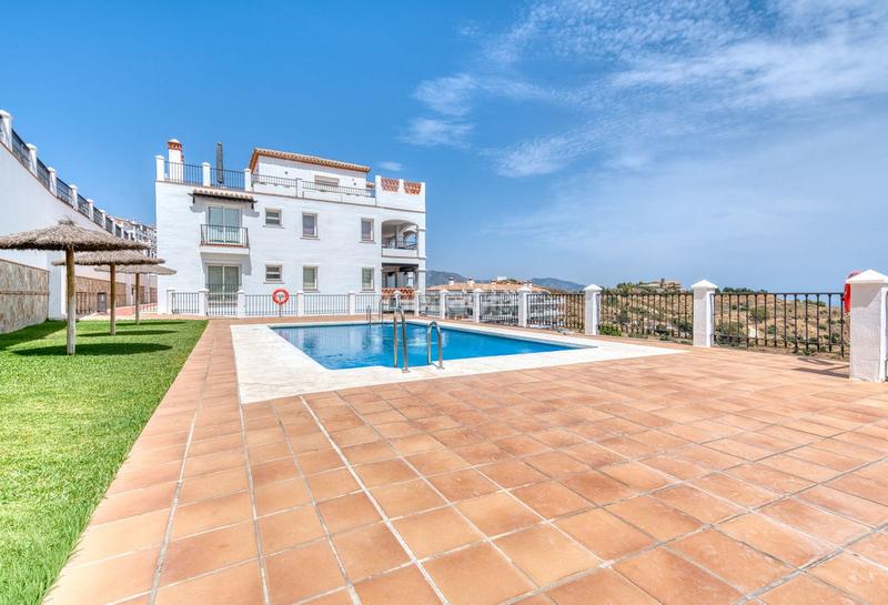 Foto 472dc4bf-d5a3-44b1-be9e-76fc23084de8. Piano terra con piscina in Calahonda Mijas