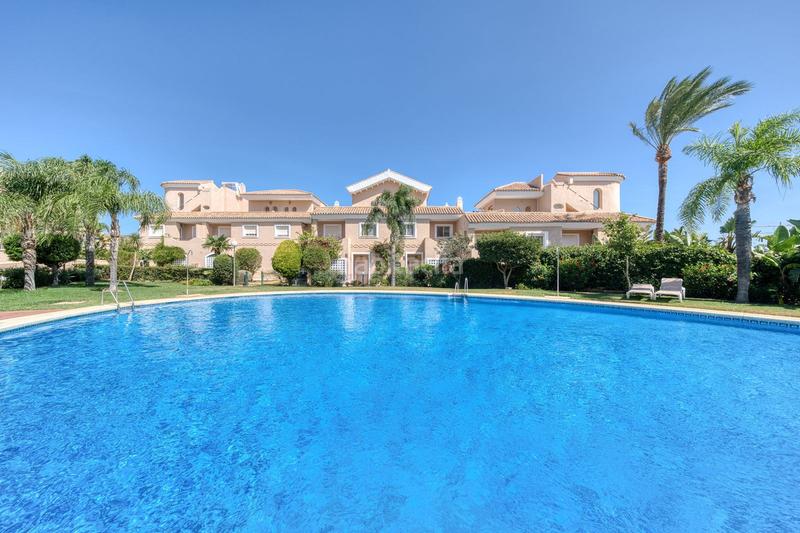 Foto 1aefd15e-4e3f-43a1-a983-dda33e84a474. Semi detached house with parking pool in La Duquesa Manilva