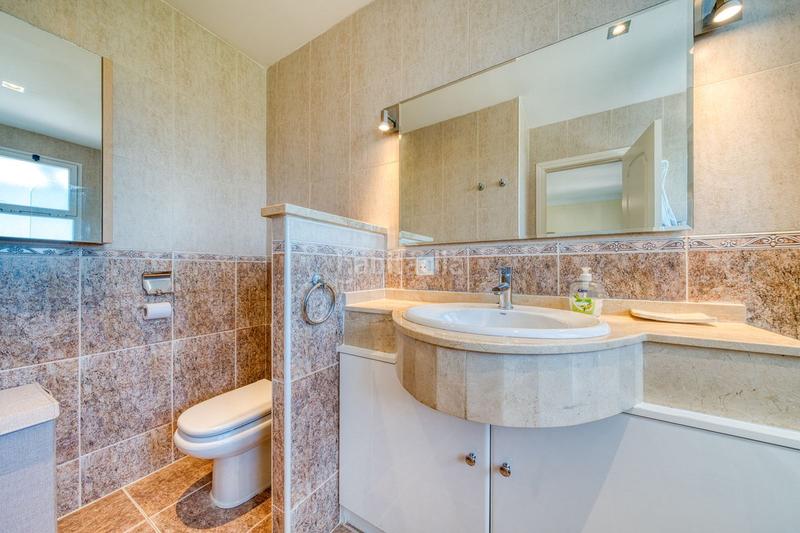 Foto a27fda92-69fe-4bf3-af49-2ad4ceaaaf00. Semi detached house with parking pool in La Duquesa Manilva