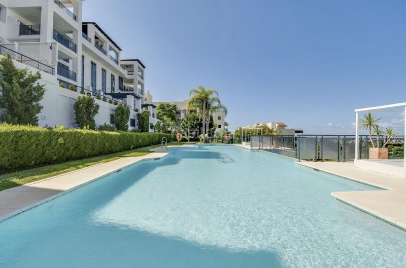 Foto 14031708-ab08-46fd-a67e-f30542571836. Apartament amb aparcament piscina a Los Flamingos Benahavís