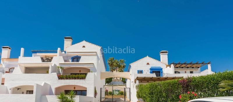 Foto b99cc1ae-bfdb-4adc-bfc6-a7b1fe461ba7. Reihenhaus mit parking pool in los arqueros - puerto del almendro Benahavís