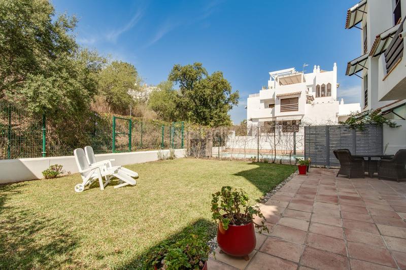 Foto e43bacf8-6161-4d79-a5ac-5d0aa5d4b448. Planta baixa amb aparcament piscina a La Concha - Resina Golf Estepona
