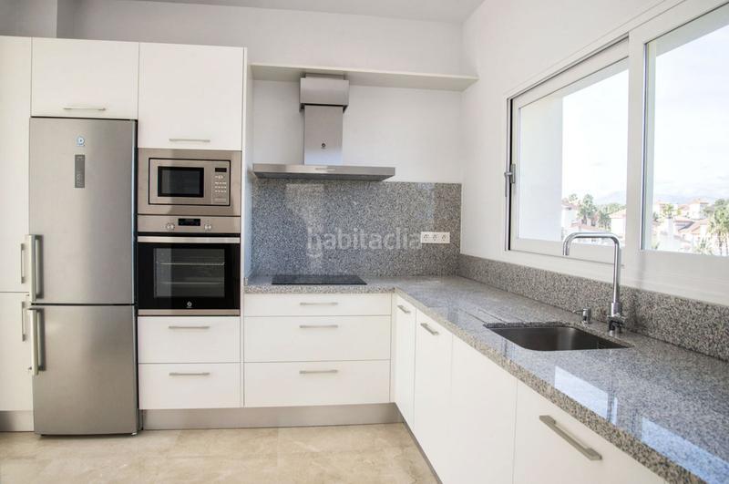 Foto 703ee378-c46c-4bc2-8c89-f10f3aeeaeb2. Casa a schiera con parcheggio piscina in Coín