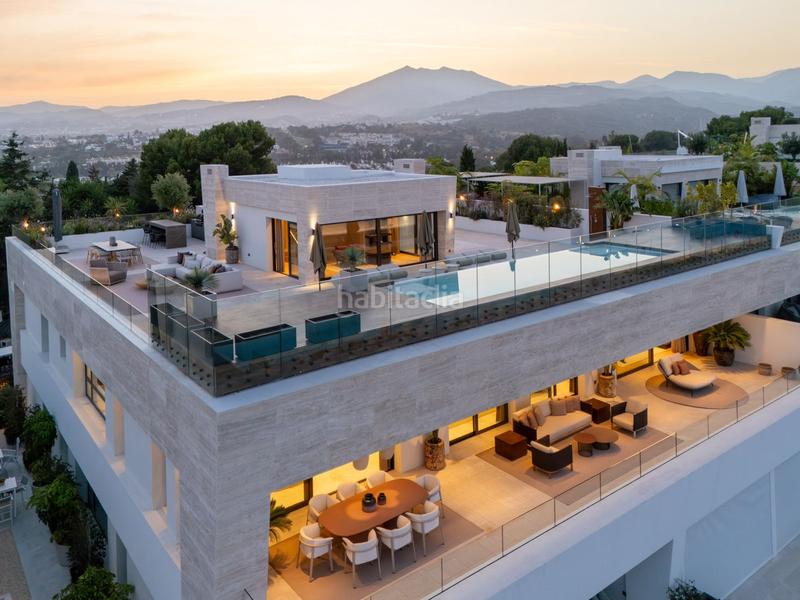 Foto 31437583-f566-4e94-990f-6e84cb85c678. Zweistöckige wohnung mit parking pool in Las Lomas de Río Verde Marbella