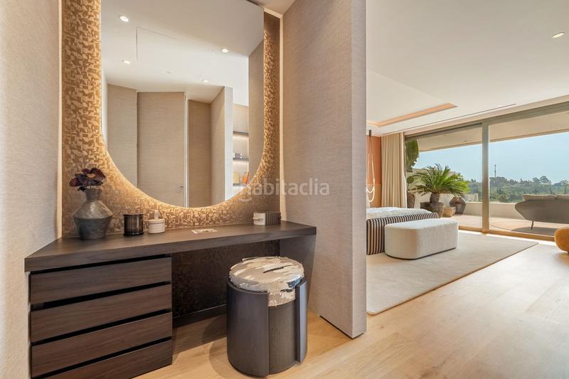 Foto 9e1f24d9-7618-4eb0-bd9a-425dfc741c4a. Zweistöckige wohnung mit parking pool in Las Lomas de Río Verde Marbella