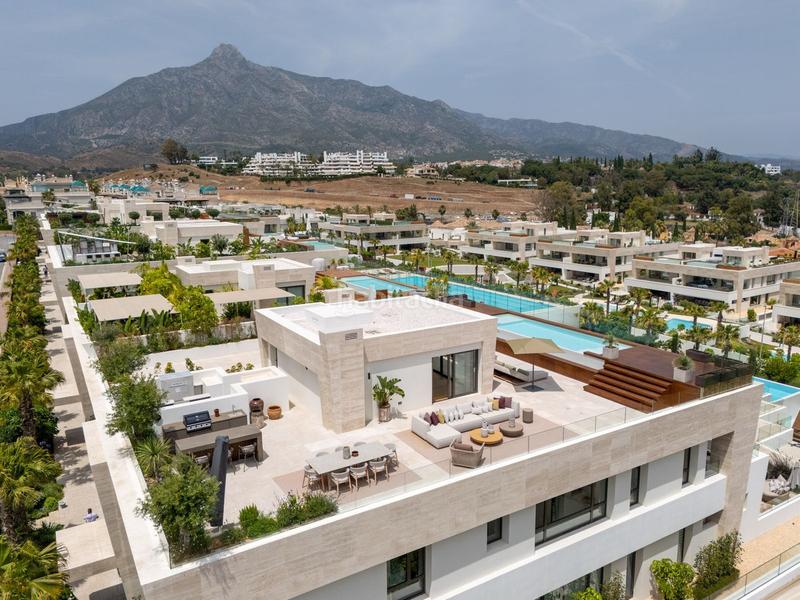 Foto ac4fd1b6-a3c7-4ae9-abc9-3d44eafdf49c. Zweistöckige wohnung mit parking pool in Las Lomas de Río Verde Marbella