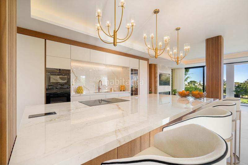 Foto a04fe8d8-1a8c-421d-a444-91efd02f0f93. Chalet with parking pool in Los Naranjos Marbella