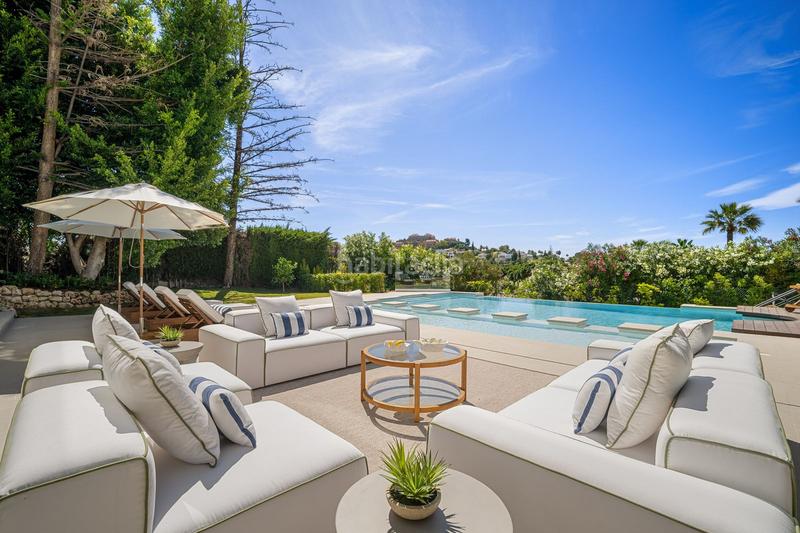 Foto c23bb0d0-3917-4e60-8cd7-e71ea8f63b6d. Chalet with parking pool in Los Naranjos Marbella