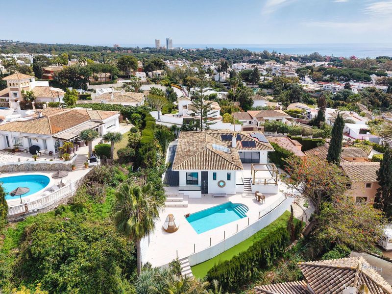 Foto 939ad43d-e752-46cb-a19e-39e278ba2d8e. Xalet amb aparcament piscina a Elviria Marbella