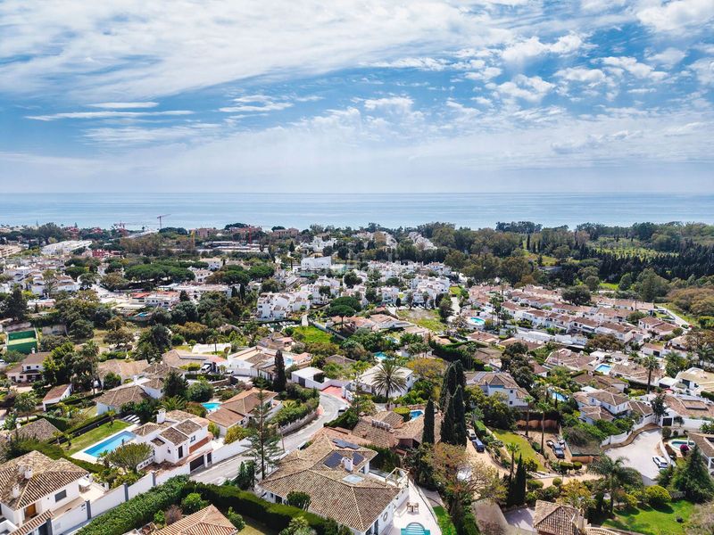 Foto cb6b5518-fe01-4764-8769-5b3de1609483. Xalet amb aparcament piscina a Elviria Marbella