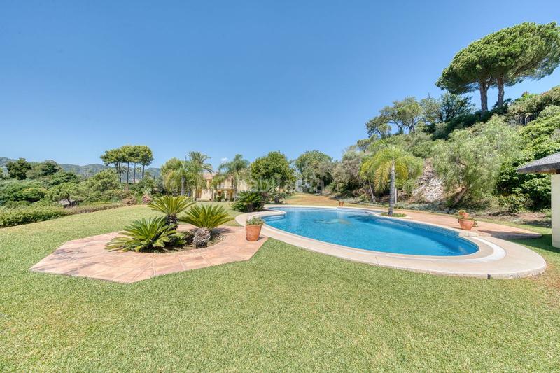 Foto b1ae62be-1824-4e37-93ff-b01fdec32a1c. Rent chalet with parking pool in La Zagaleta Benahavís