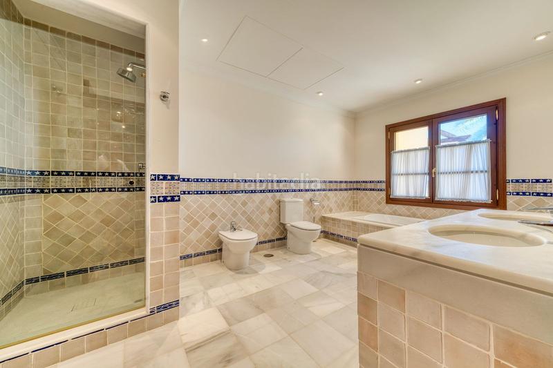 Foto e9702564-3278-40fa-be01-e4fc093ff449. Location chalet avec parking piscine dans La Zagaleta Benahavís