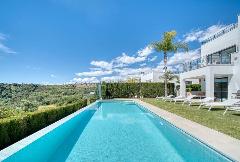 Foto 83475288-b1cf-4330-a8f6-936b17efb77e. Chalet mit parking pool in La Concha - Resina Golf Estepona