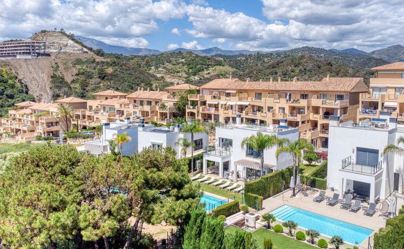 Foto da4214ad-1df0-4a7c-b887-0cb79b1f2c08. Chalet mit parking pool in La Concha - Resina Golf Estepona